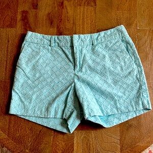 ✨EUC✨ BANANA REPUBLIC EYELET TROUSER SHORT in LIGHT BLUE SZ 4 PETITE